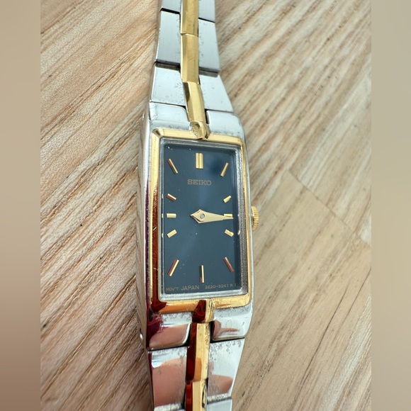 Seiko ladies blue rectangular dial two toned watch NEW BATTERY main image 13